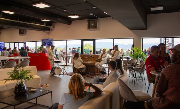 Pitlane Lounge